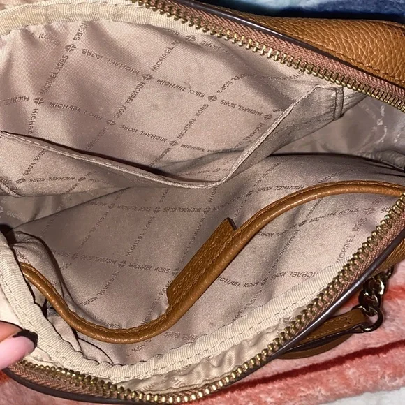 EUC Micheal Kors crossbody - Picture 3 of 6